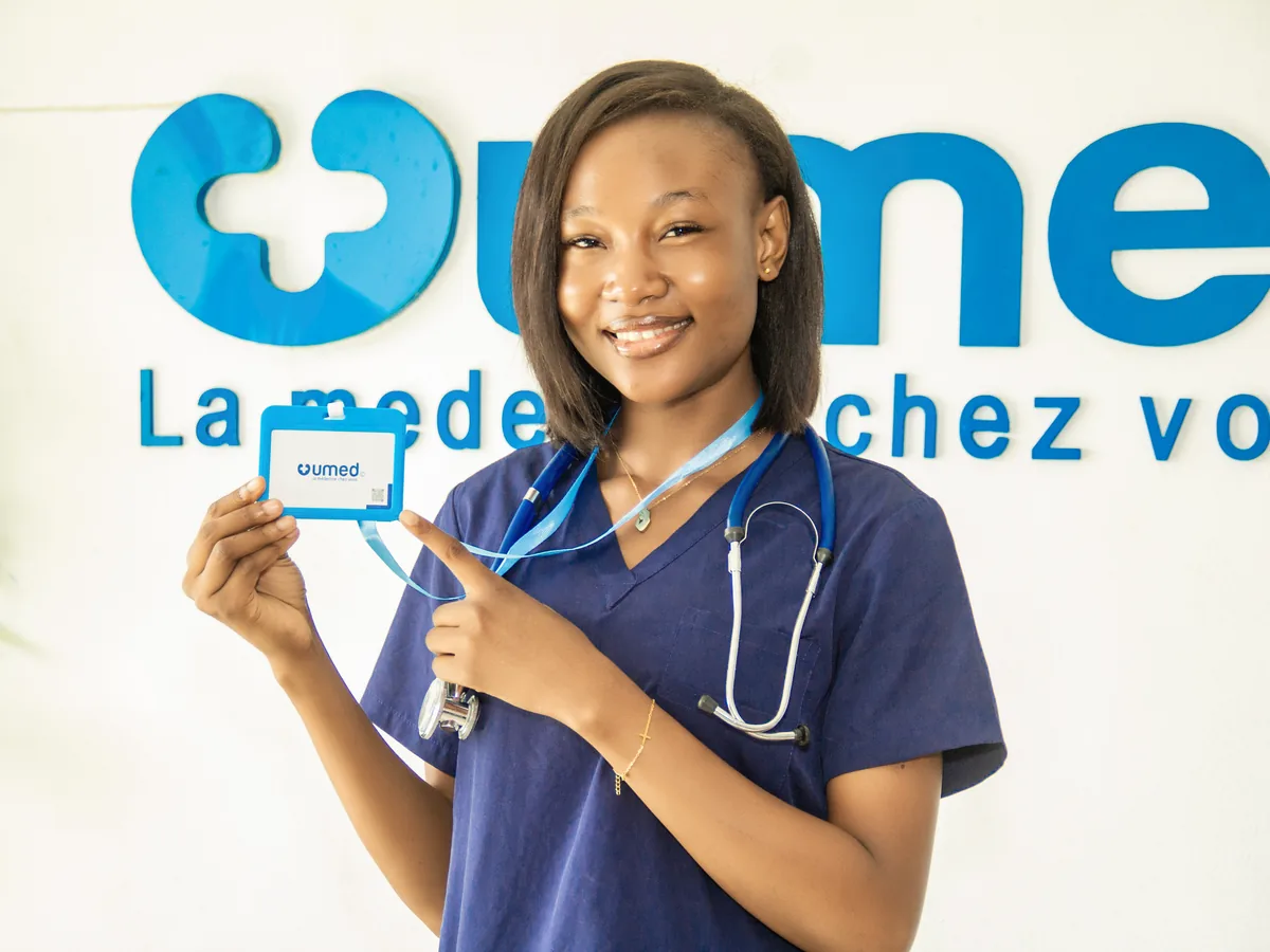 Soignante de l'équipe Umed, stéthoscope et badge, dans les locaux Umed à Abidjan